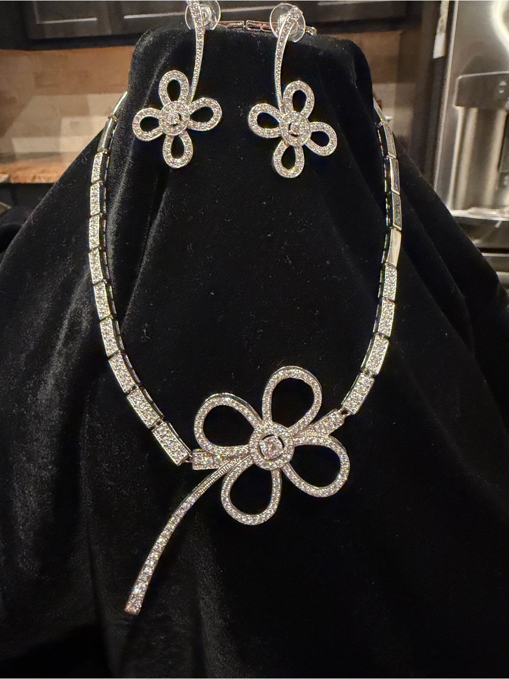 Silver Crystal Flower Necklace & Earrings Set - Elegant Women’s Jewelry